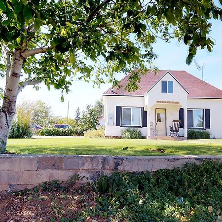 Hot Tub And Grandma'S Cottage, Charming And Nostalgic Бландинг Экстерьер фото